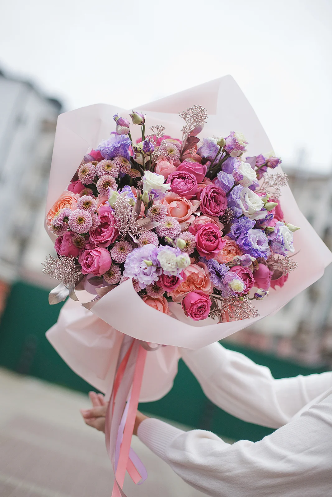 Микс из пионовидных роз, скимии и эустомы