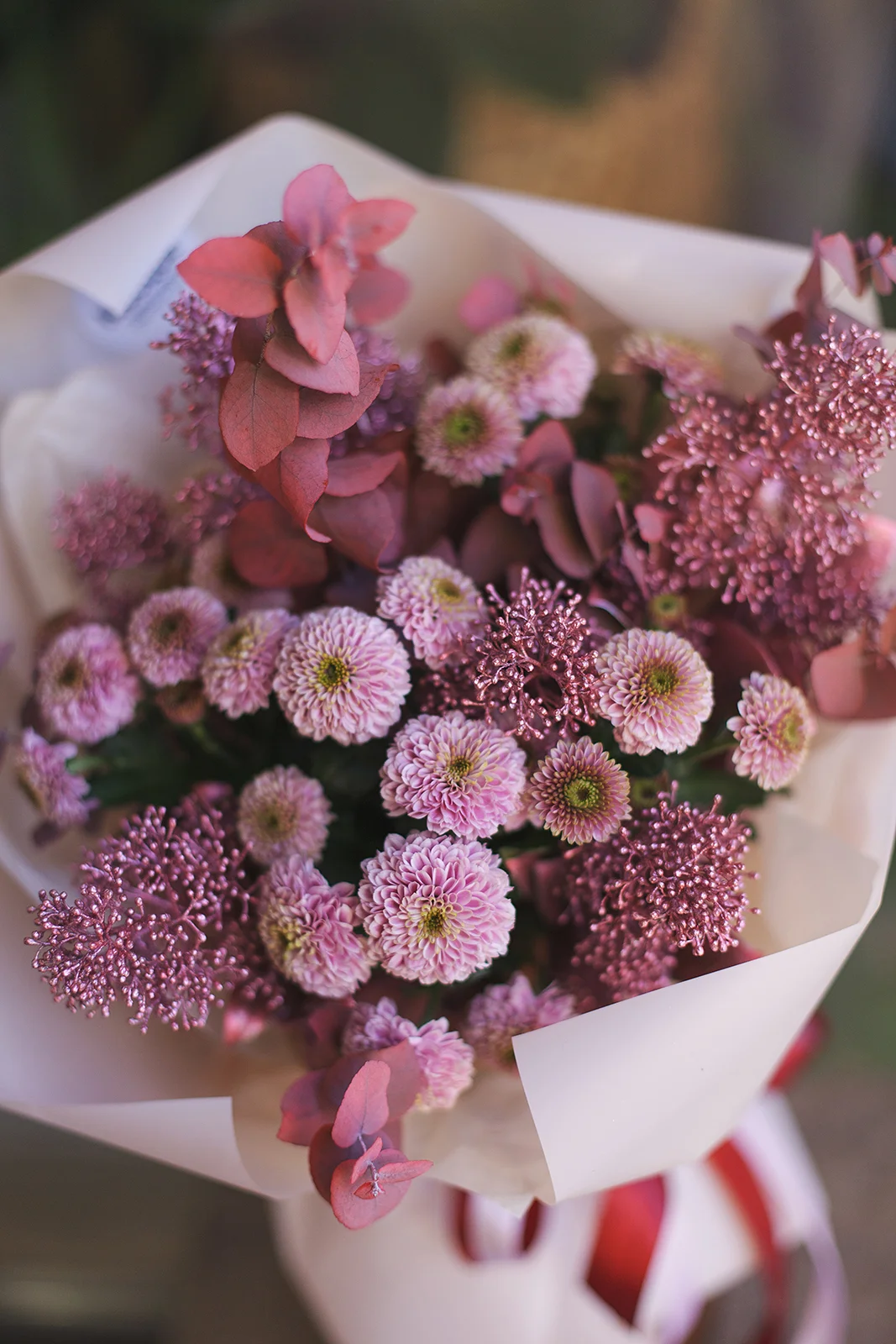 Букет из хризантем, скимии и стабилизированного эвкалипта