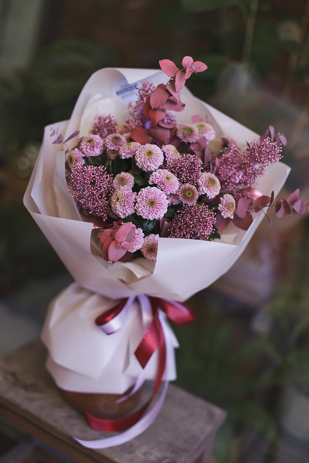 Букет из хризантем, скимии и стабилизированного эвкалипта