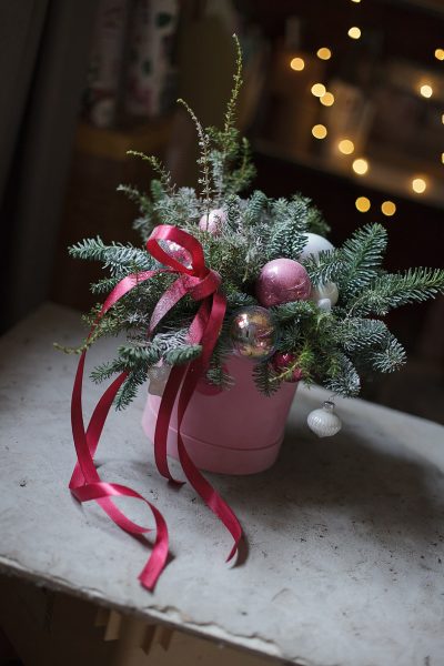 Композиция из нобилиса в шляпной коробке