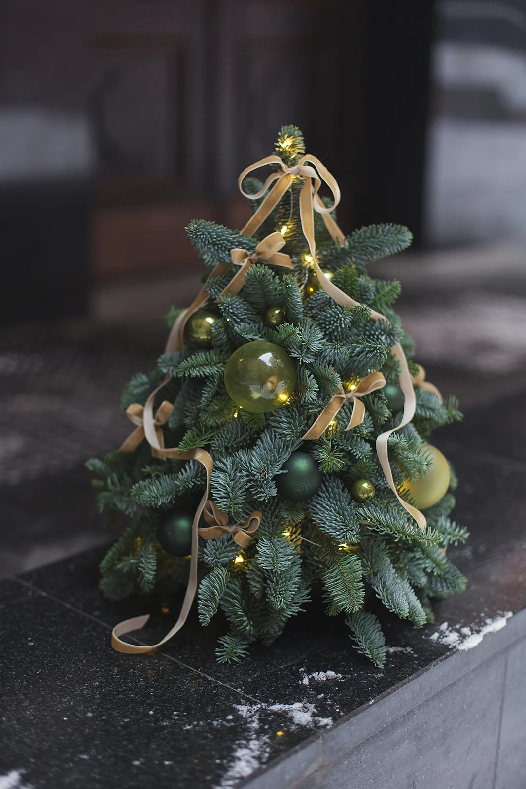 Елочка из нобилиса со стеклянными шарами и лентами