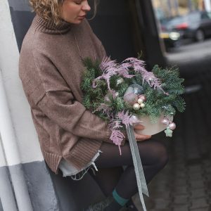 Новогодняя композиция из нобилиса и аспарагусом