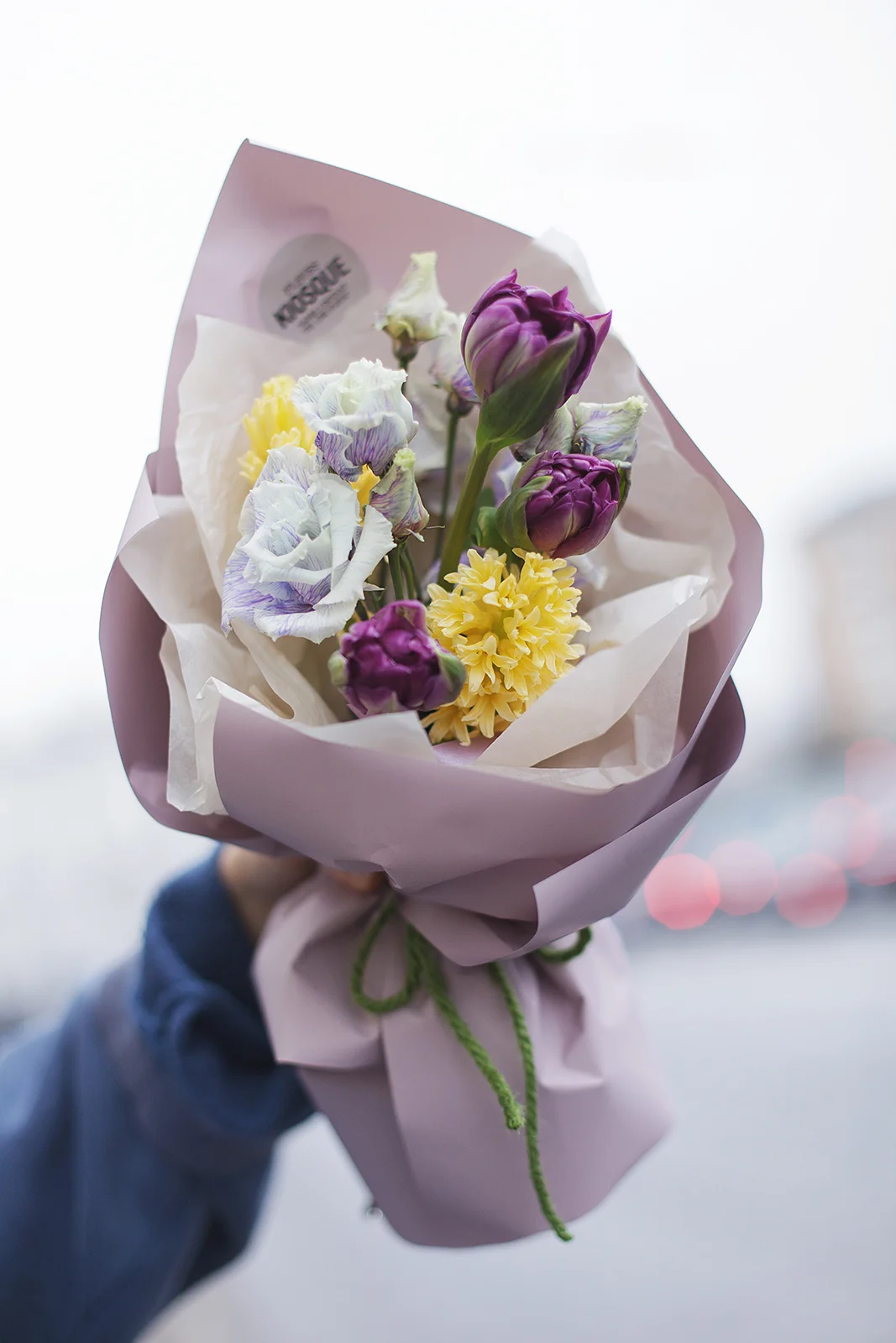 Весенний букет из гиацинтов, тюльпанов и эустомы