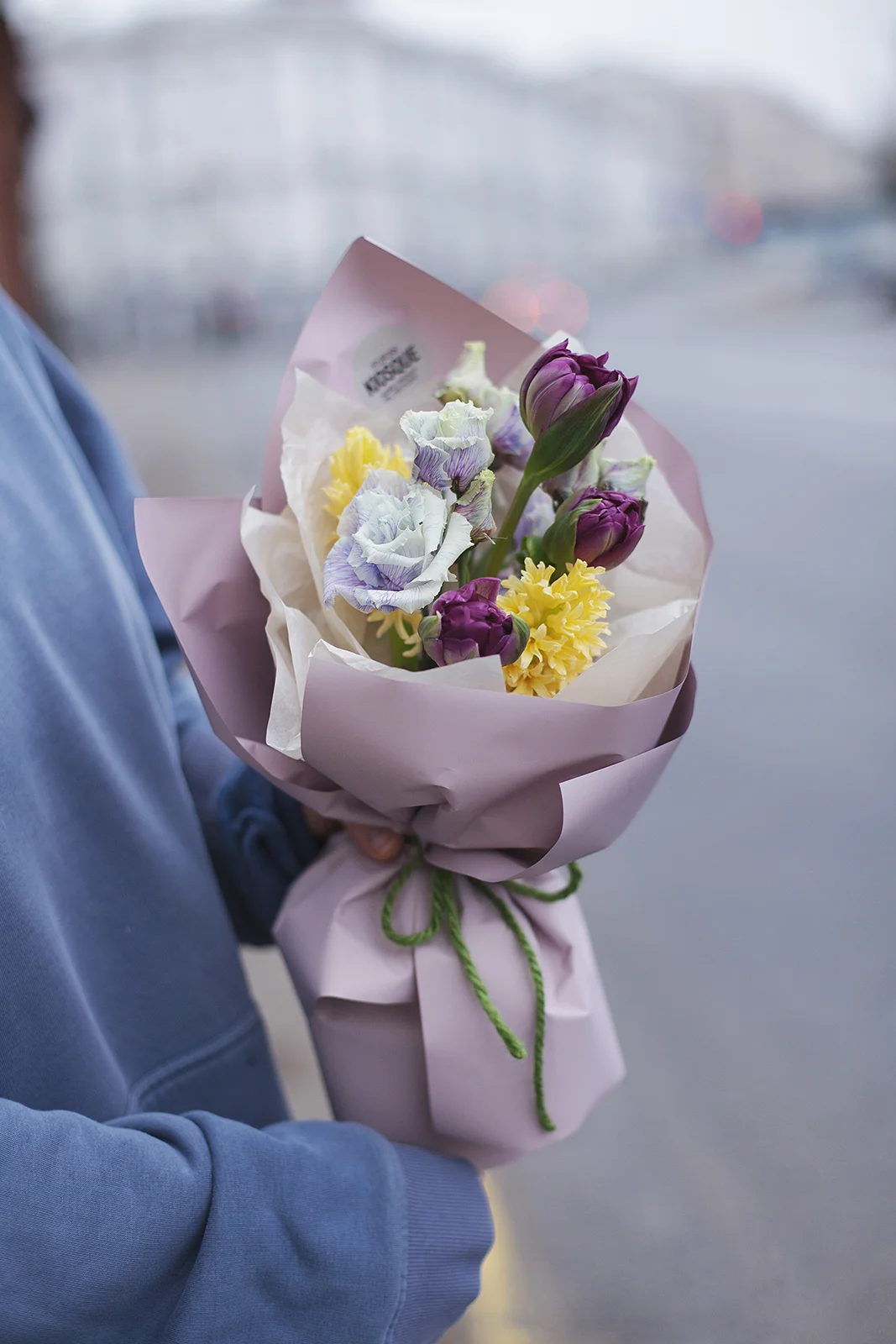 Весенний букет из гиацинтов, тюльпанов и эустомы