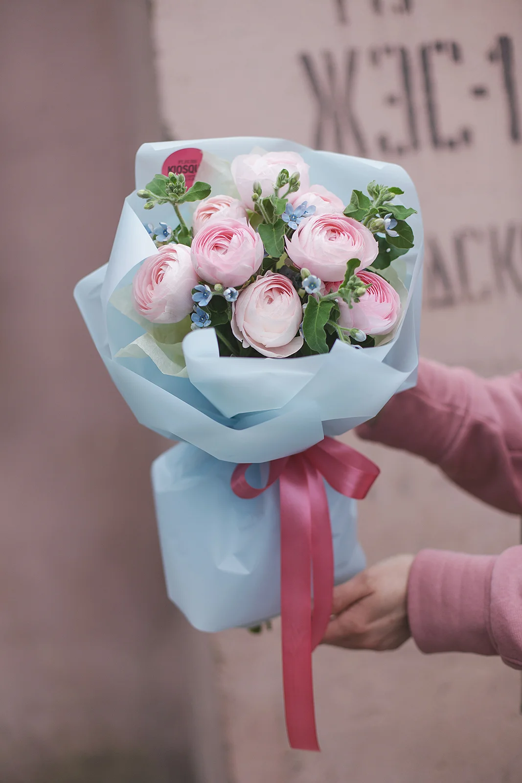 Букет из ранункулюсов и незабудок