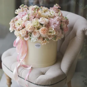 Композиция из пионовидных кустовых роз