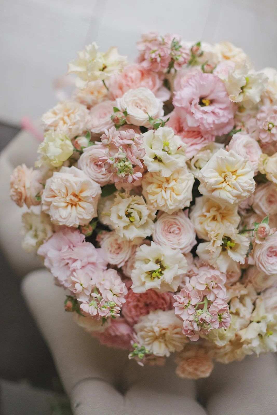 Композиция из пионовидных кустовых роз