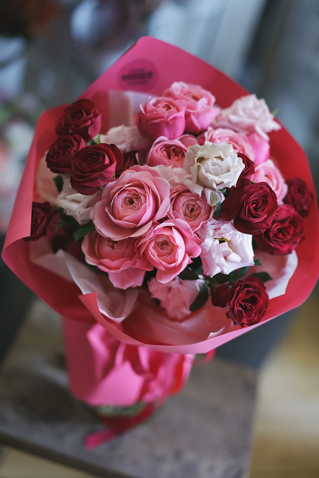 Букет из пионовидных кустовых роз Сильвия и Ред Трендсеттер