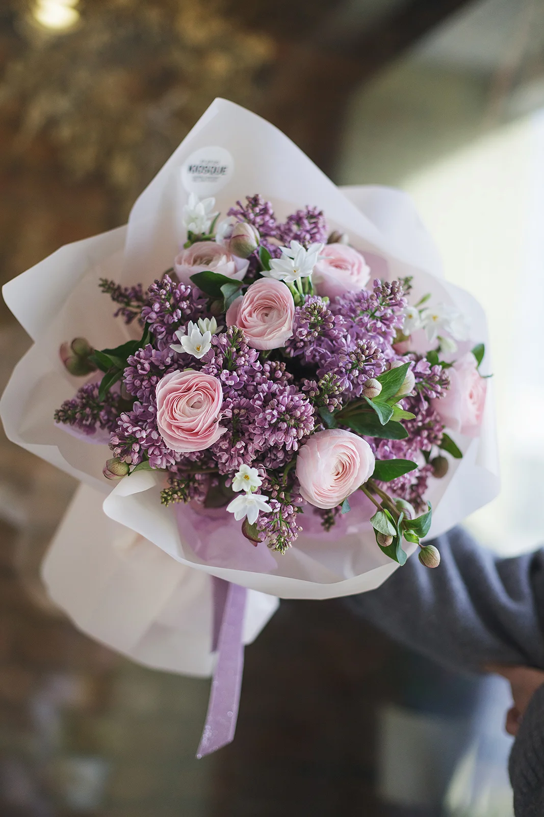 Букет из сирени, ранункулюсов, нарциссов и хелеборуса