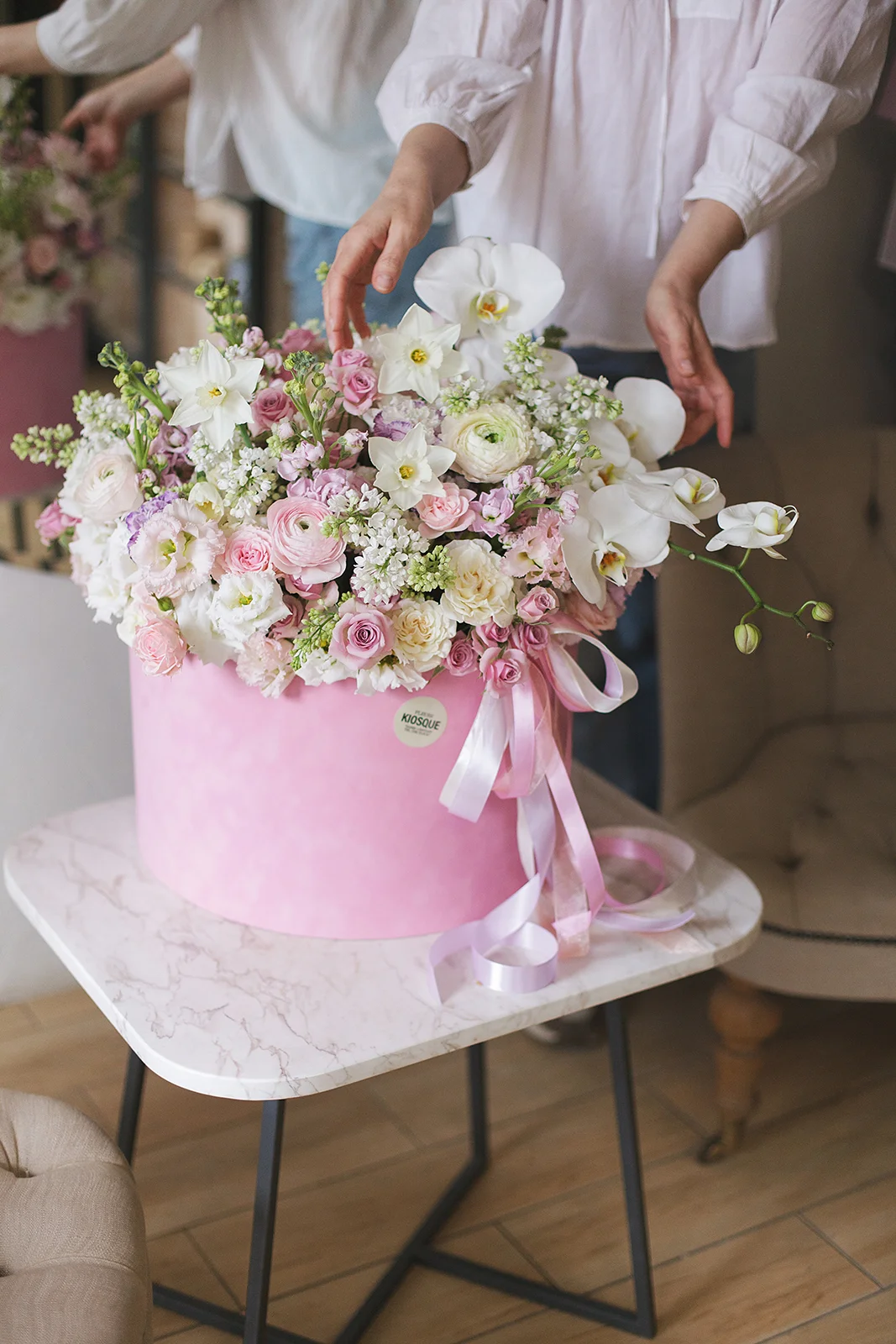 Композиция с ранункулюсами, сиренью и орхидеей