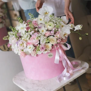 Композиция с ранункулюсами, сиренью и орхидеей